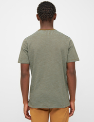 Knowledge Cotton Apparel - Regular striped basic tee - GOTS/Ve - kortärmade t-shirts - green stripe - 3
