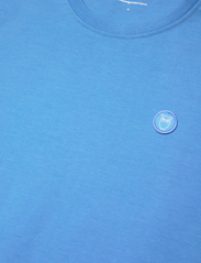 Knowledge Cotton Apparel - LOKE badge tee - Regenerative Organ - basis-t-skjorter - azure blue - 2