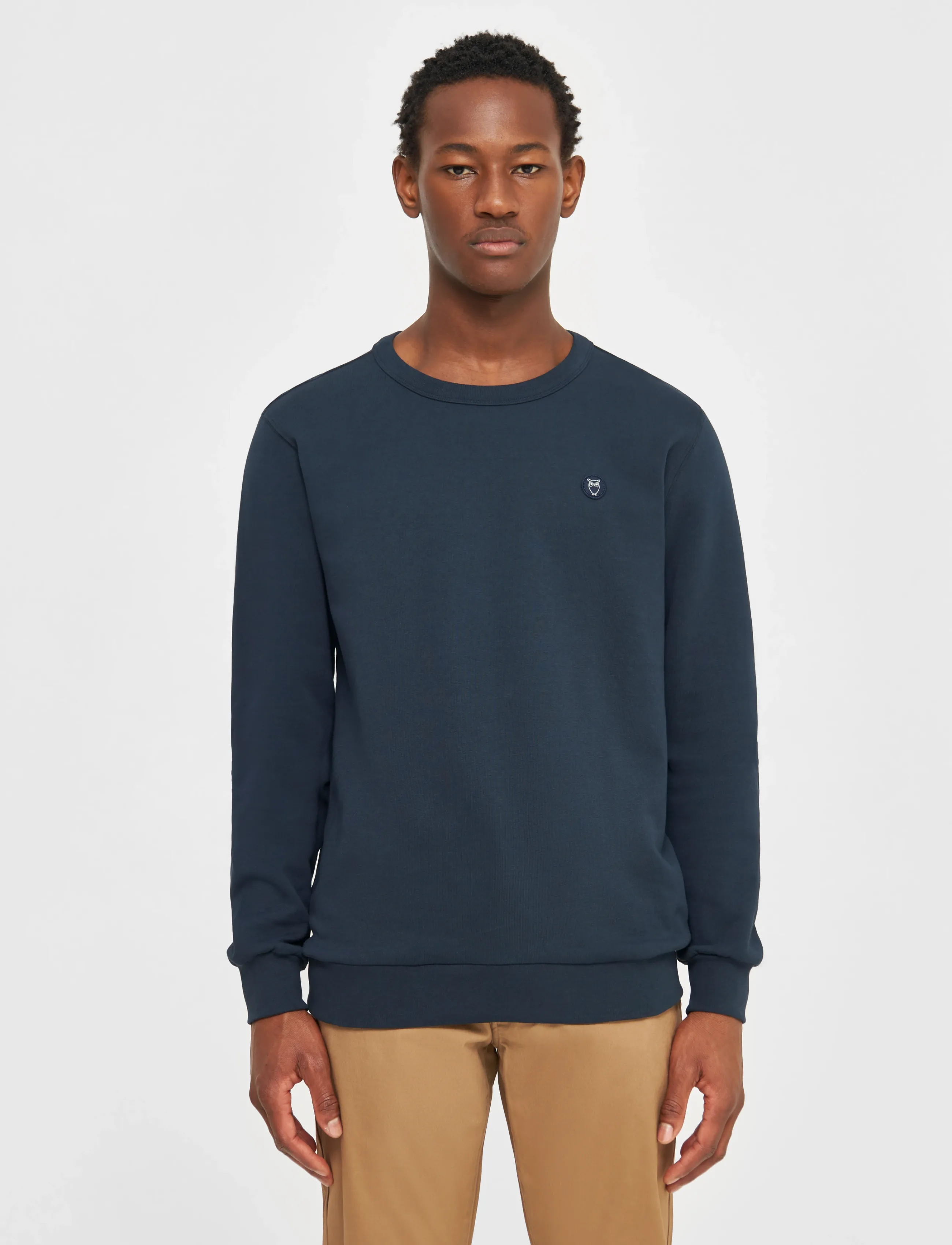 Knowledge Cotton Apparel Basic badge sweat - GOTS/Vegan - Inspiration - TOTAL ECLIPSE / navy