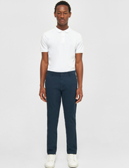 Knowledge Cotton Apparel - LUCA slim twill chino pants - GOTS/ - chinos - total eclipse - 2