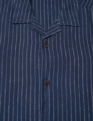 Knowledge Cotton Apparel - Box fit short sleeved striped linen - pellavakauluspaidat - stripe - blue - 2