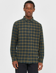 Knowledge Cotton Apparel - Loose fit checkered shirt - GOTS/Ve - casual shirts - green check - 2