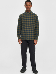 Knowledge Cotton Apparel - Loose fit checkered shirt - GOTS/Ve - casual shirts - green check - 3