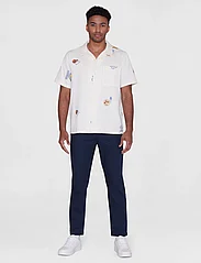 Knowledge Cotton Apparel - Box fit short sleeve shirt with emb - short-sleeved t-shirts - egret - 4