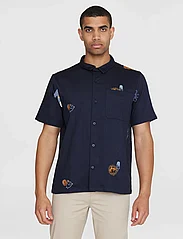 Knowledge Cotton Apparel - Box fit short sleeve shirt with emb - kortärmade t-shirts - night sky - 2