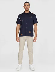 Knowledge Cotton Apparel - Box fit short sleeve shirt with emb - kortermede t-skjorter - night sky - 4