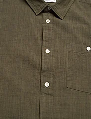 Knowledge Cotton Apparel - Regular linen look short sleeve shi - short-sleeved t-shirts - burned olive - 2