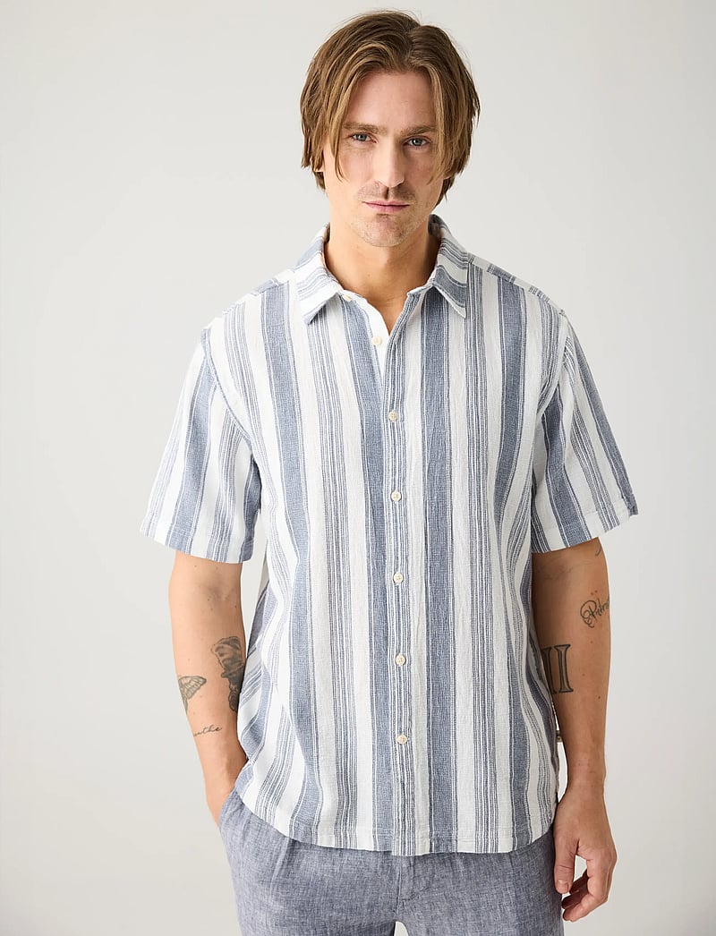 Knowledge Cotton Apparel - Relaxed Stripe short sleeve shirt - lühikeste varrukatega särgid - blue stripe - 0