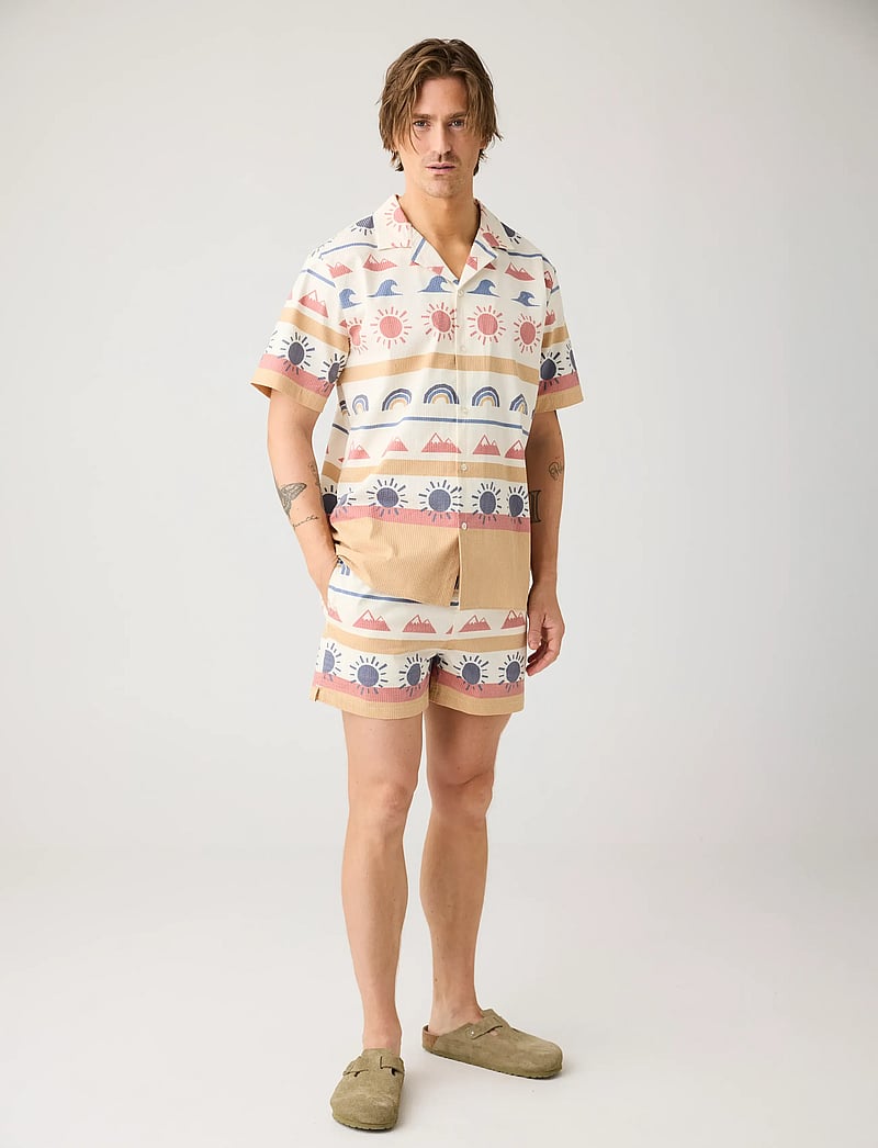 Knowledge Cotton Apparel - Relaxed print short sleeve shirt - mustriga särgid - multi color aop - 0