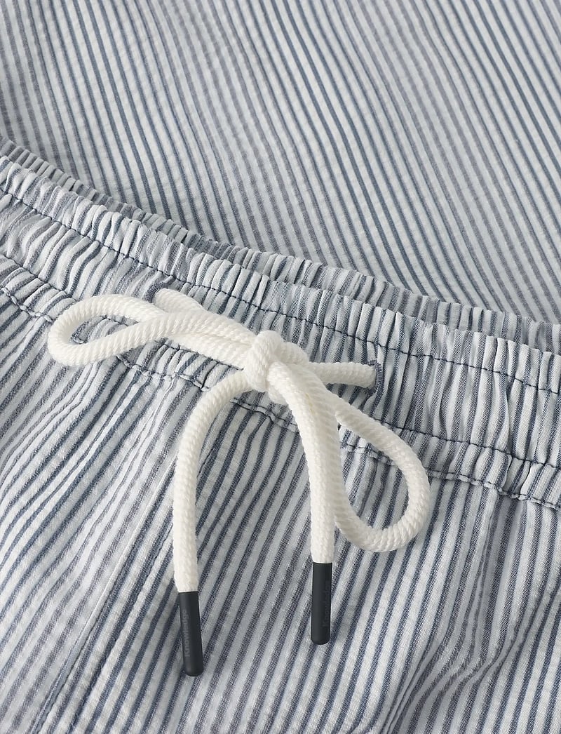 Knowledge Cotton Apparel - Mid-thigh seersucker swimshorts - badeshorts - blue stripe - 3