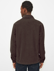 Knowledge Cotton Apparel - Stretched 8-wales corduroy overshir - mænd - chocolate plum - 3