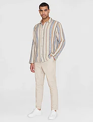 Knowledge Cotton Apparel - Regular woven striped overshirt - G - miesten - beige stripe - 4