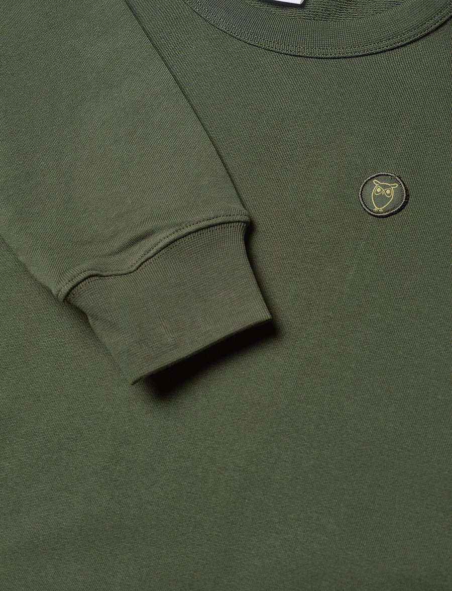 Knowledge Cotton Apparel - ERIK basic badge sweat - GOTS/Vegan - shoppa efter tillfälle - forest night - 2