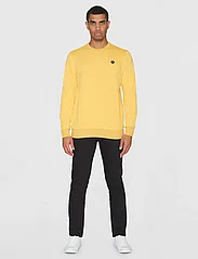 Knowledge Cotton Apparel - ERIK basic badge sweat - GOTS/Vegan - sweatshirts - misted yellow - 5