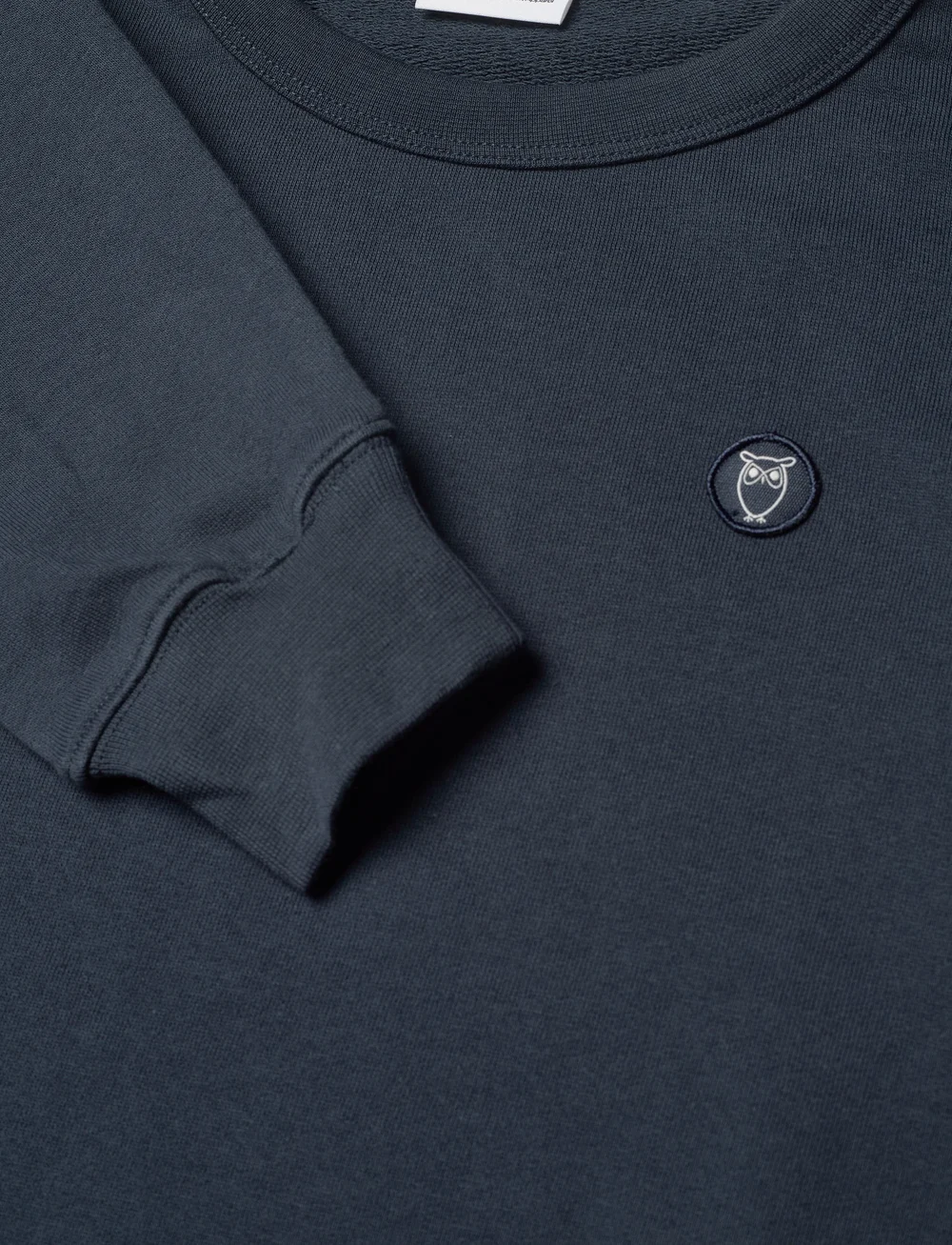 Knowledge Cotton Apparel - ERIK basic badge sweat - GOTS/Vegan - dressipluusid - total eclipse - 2