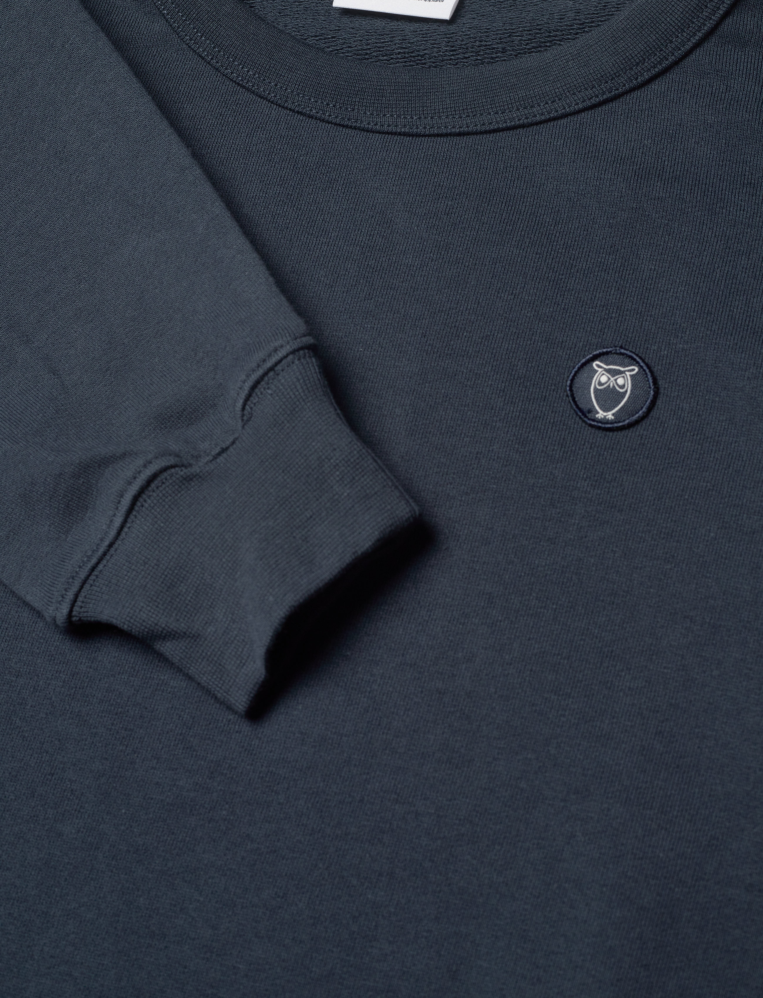 Knowledge Cotton Apparel - ERIK basic badge sweat - GOTS/Vegan - total eclipse - 2