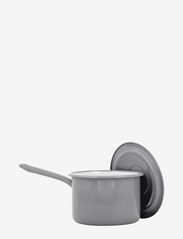Kockums Jernverk - Pot with long handle and lid, 2,3L - kasseroller - kockums grey - 1