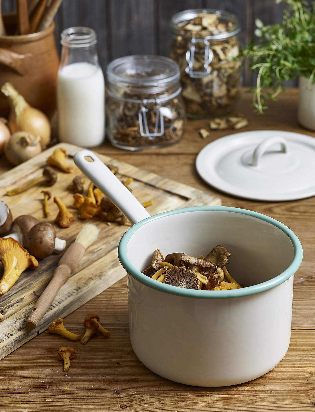 Kockums Jernverk - Pot with long handle and lid, 2,3L - stieltöpfe - cream lux - 2