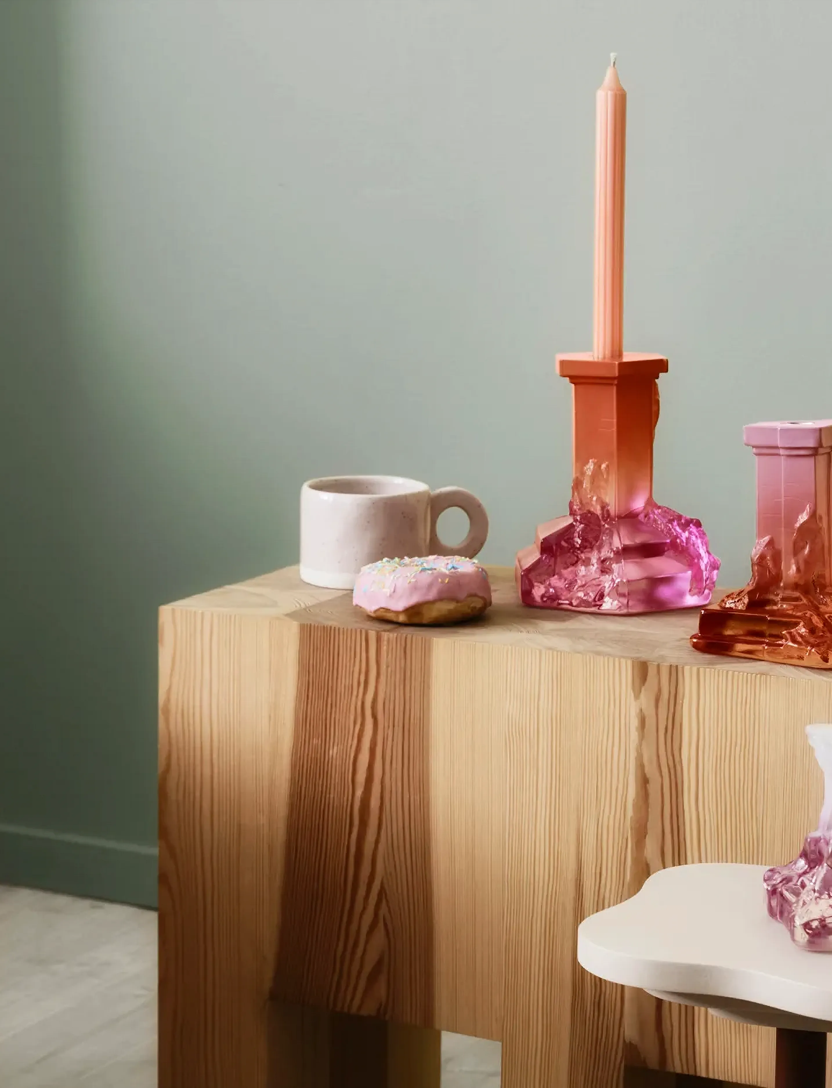 Kosta Boda Rocky Baroque Lysestage, Spicy Rose, 175 Mm, 17.5 cm, Candlesticks & Lanterns, Rosa - Candlesticks, Homeware