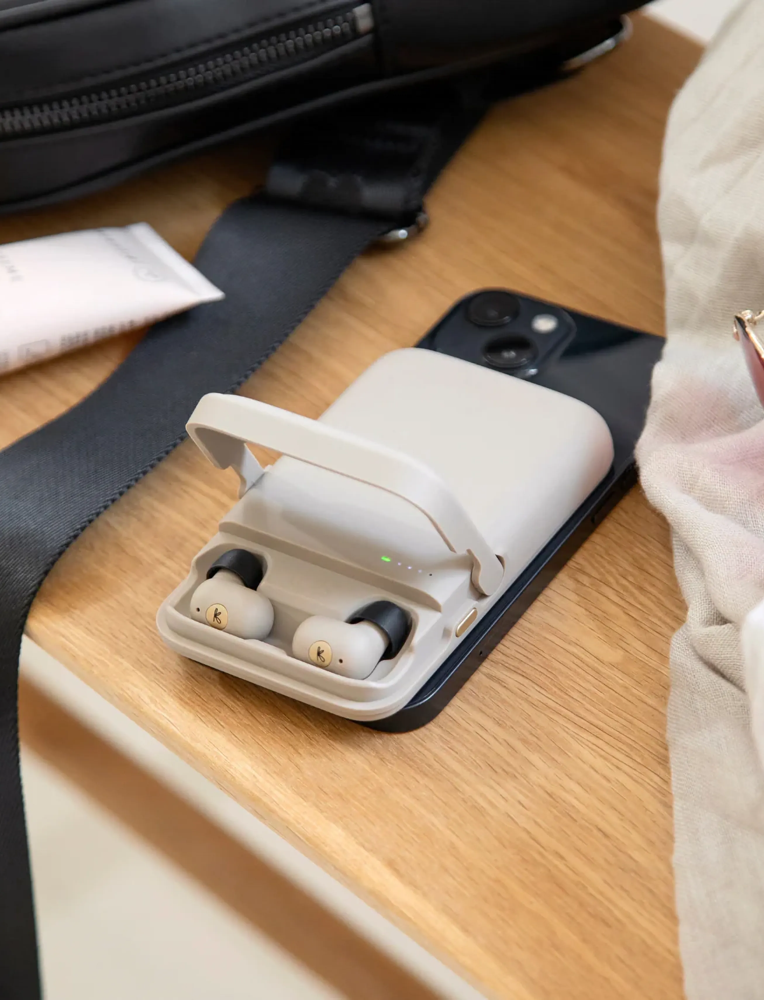 Kreafunk - toCHARGE GO Powerbank & earbuds - opladere - ivory sand - 5