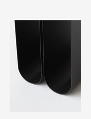 Kristina Dam Studio - Curved Side Table - sideborde og små borde - steel - 1