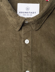 Kronstadt - Johan Corduroy shirt - kordfløyelsskjorter - olive green - 3