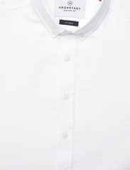 Kronstadt - Johan seersucker S/S shirt - laisvalaikio marškiniai - white/white - 2