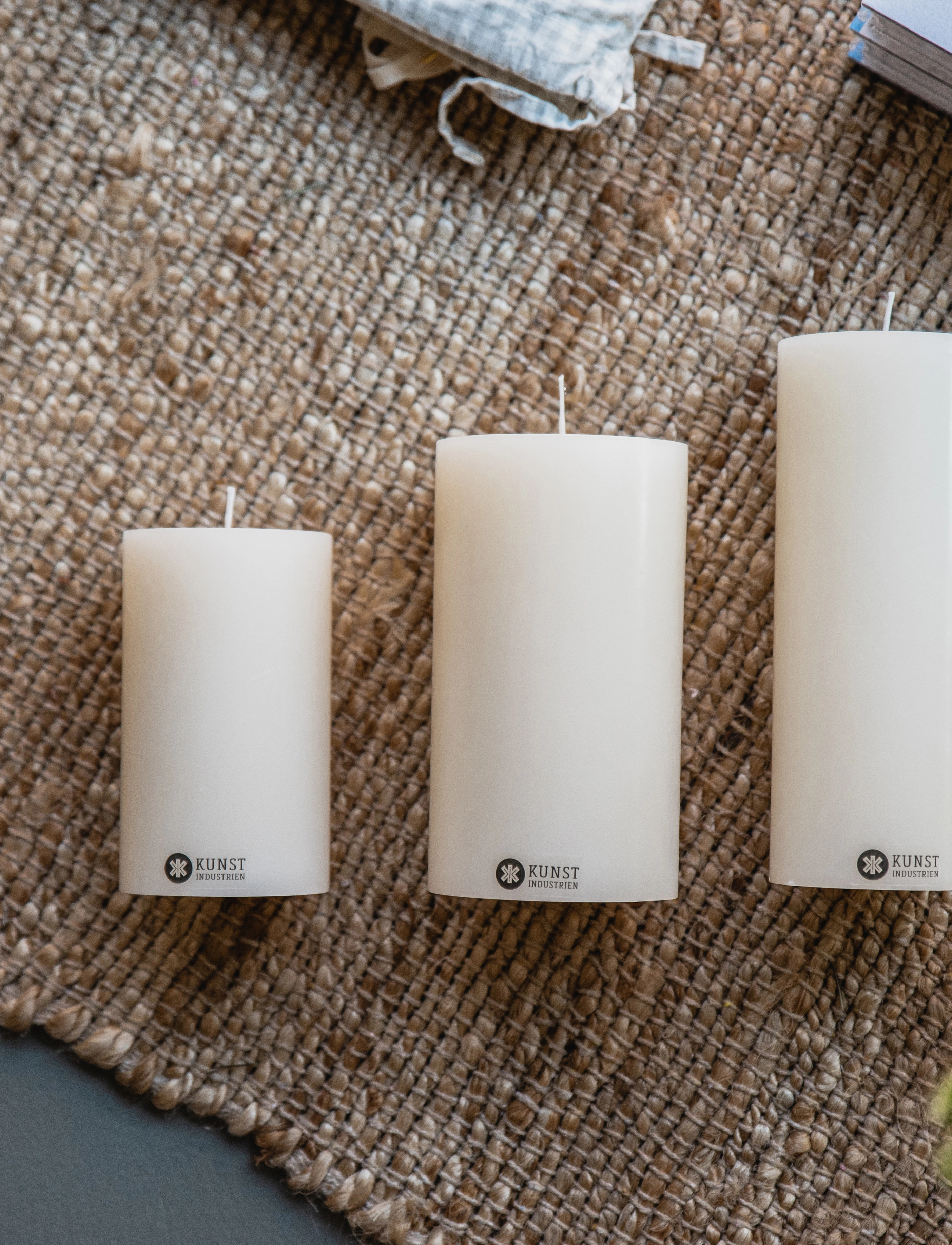 Kunstindustrien Coloured Handcrafted Pillar Candle, 7 cm X 12 cm, White, Stearinlys > Søjlelys, Unisex