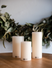 Kunstindustrien - Coloured Handcrafted pillar Candle, Off-white, 7 cm x 18 cm - laveste priser - off-white - 2