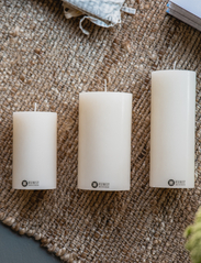 Kunstindustrien - Coloured Handcrafted pillar Candle, 7 cm x 18 cm - laveste priser - white - 1
