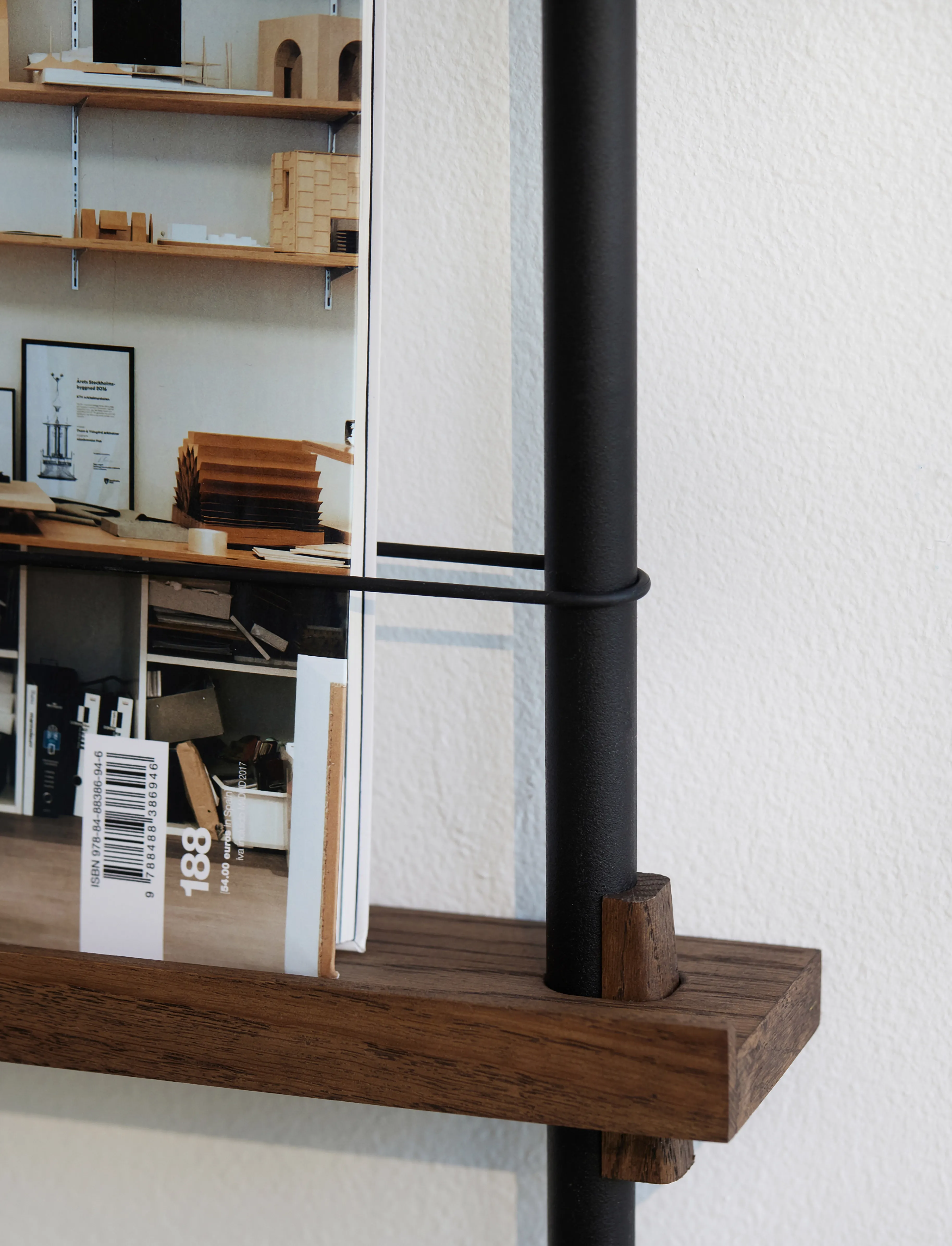 Kylskåpspoesi - Box set, Magazine Shelving MS.65.1, Black shelves, Stainless Steel legs (FSC MIX CREDIT) - zeitschriftenhalter - smoked oak/stainless steel - 3