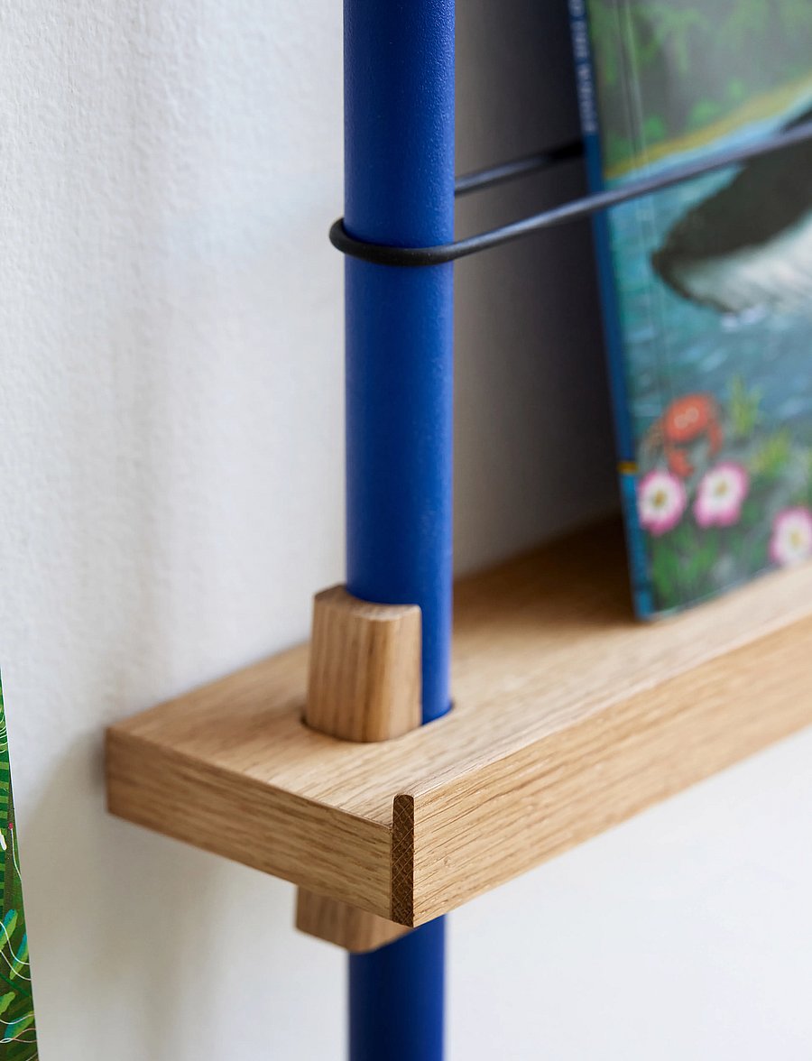 Kylskåpspoesi - Box set, Magazine Shelving MS.65.1, Black shelves, Stainless Steel legs (FSC MIX CREDIT) - ajakirja hoidik - oak/deep blue - 3