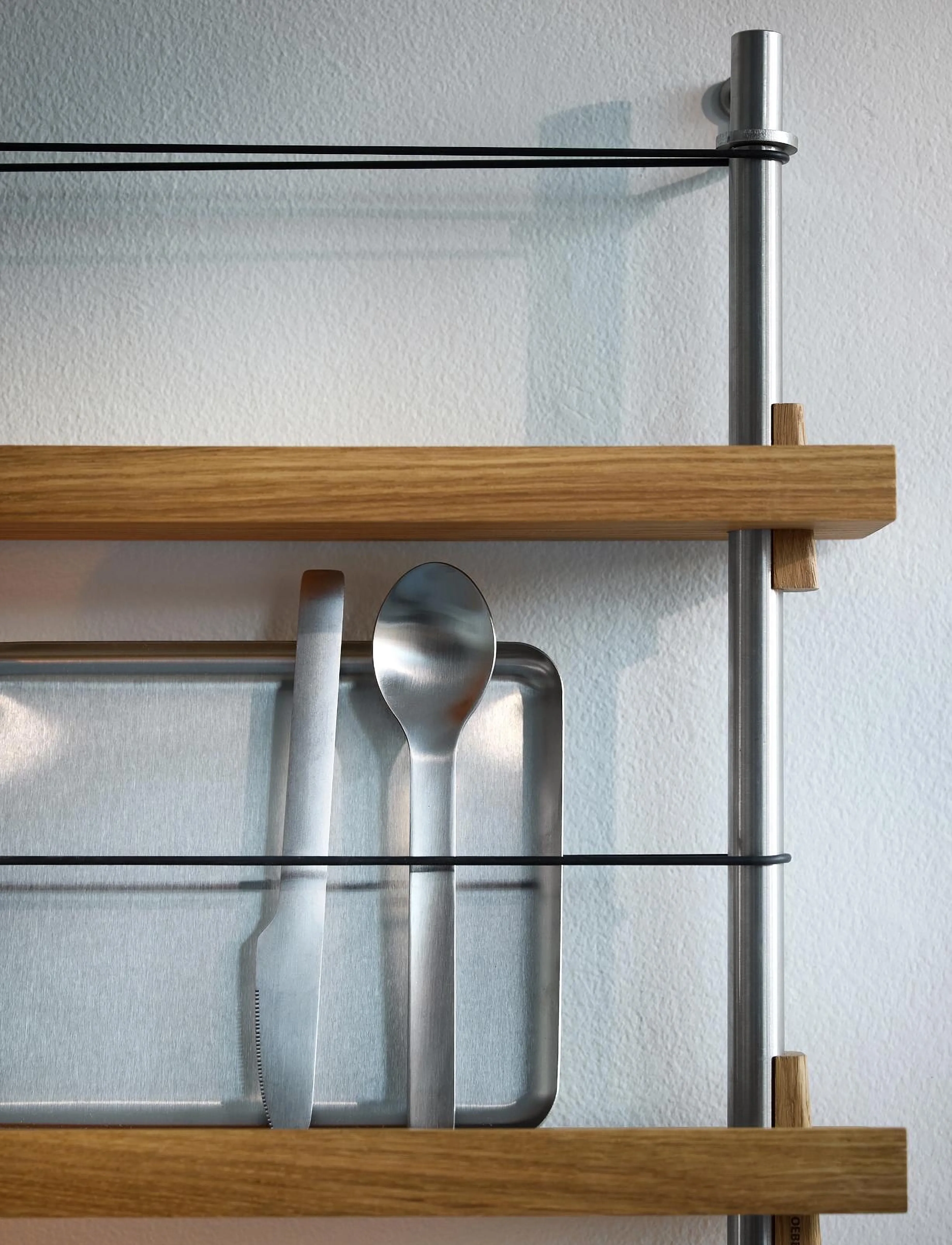 Kylskåpspoesi - Box set, Magazine Shelving MS.65.1, Black shelves, Stainless Steel legs (FSC MIX CREDIT) - ajakirja hoidik - oak/stainless steel - 2