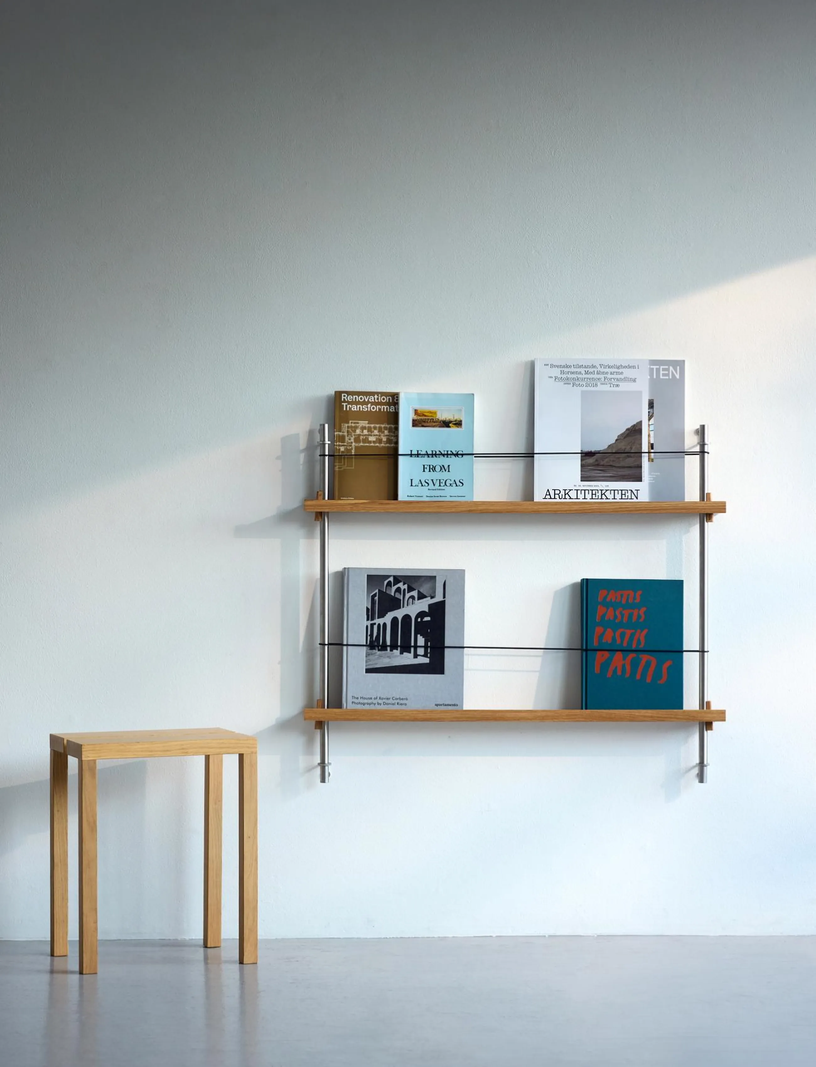 Kylskåpspoesi - Box set, Magazine Shelving MS.65.1, Black shelves, Stainless Steel legs (FSC MIX CREDIT) - zeitschriftenhalter - oak/warm grey - 2