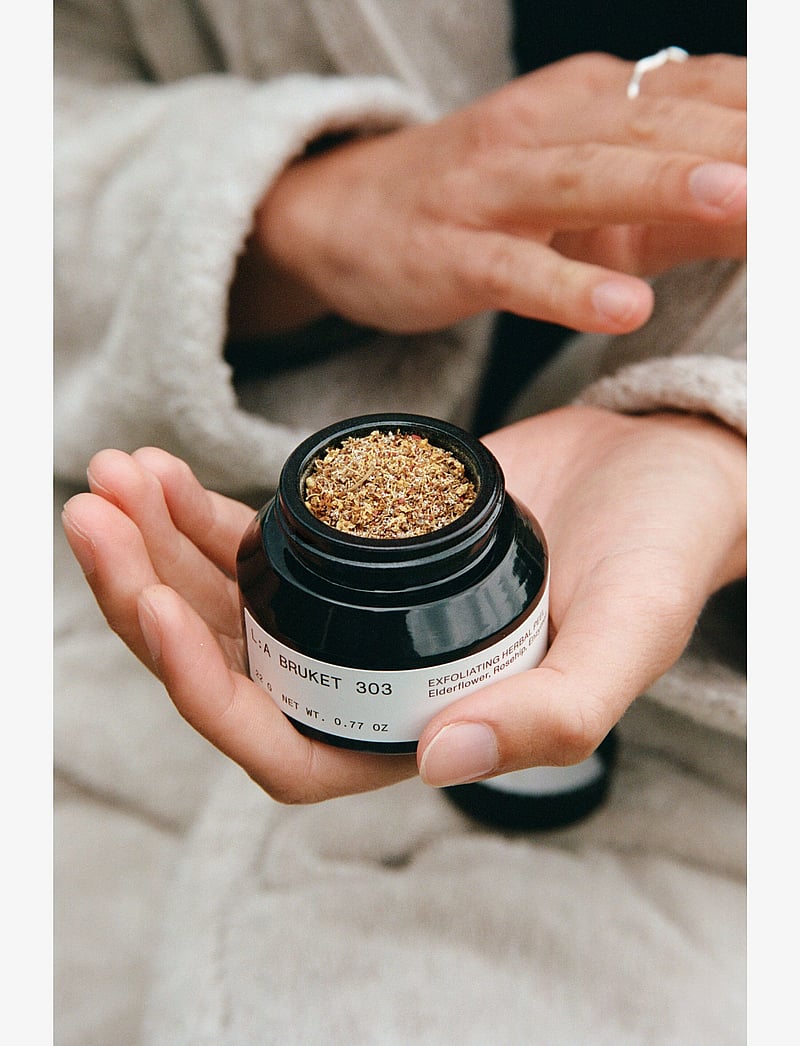 L:a Bruket - 303 Exfoliating Herbal Peel - keha koorimine - clear - 3