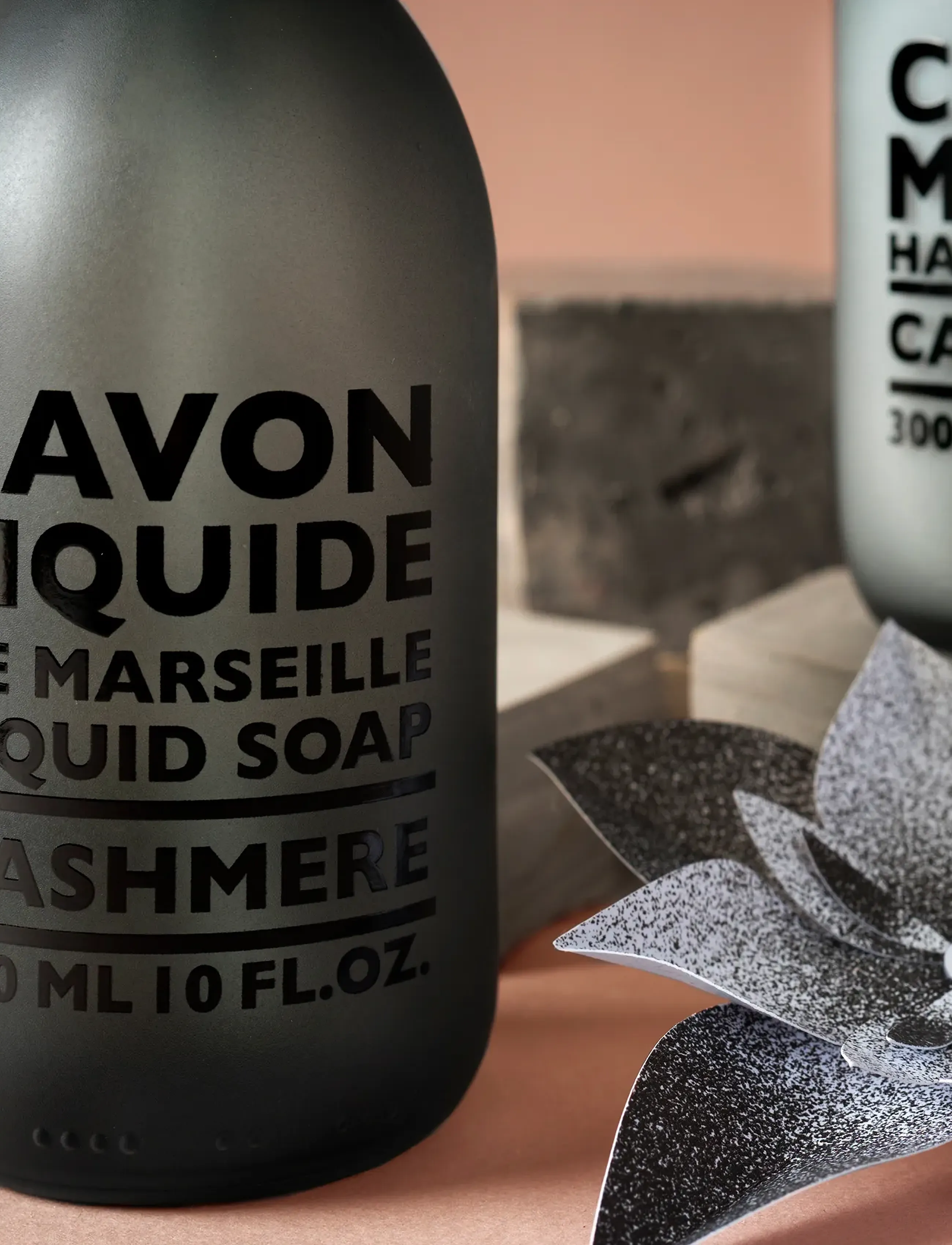 La Compagnie de Provence - LIQUID MARSEILLE SOAP CASHMERE 300 ML - shower gel & bruseolier - clear - 2