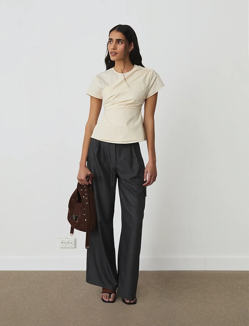 Laagam - RAVEN WHITE ASYMMETRIC BLOUSE - kortärmade blusar - white - 2