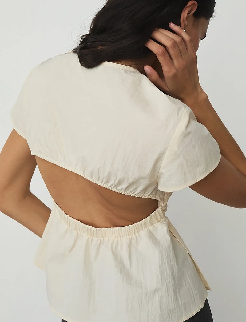 Laagam - RAVEN WHITE ASYMMETRIC BLOUSE - kortärmade blusar - white - 3
