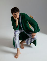 Lacoste Home - LCLUB Bath robe - vannitoa tekstiilid - vert - 4