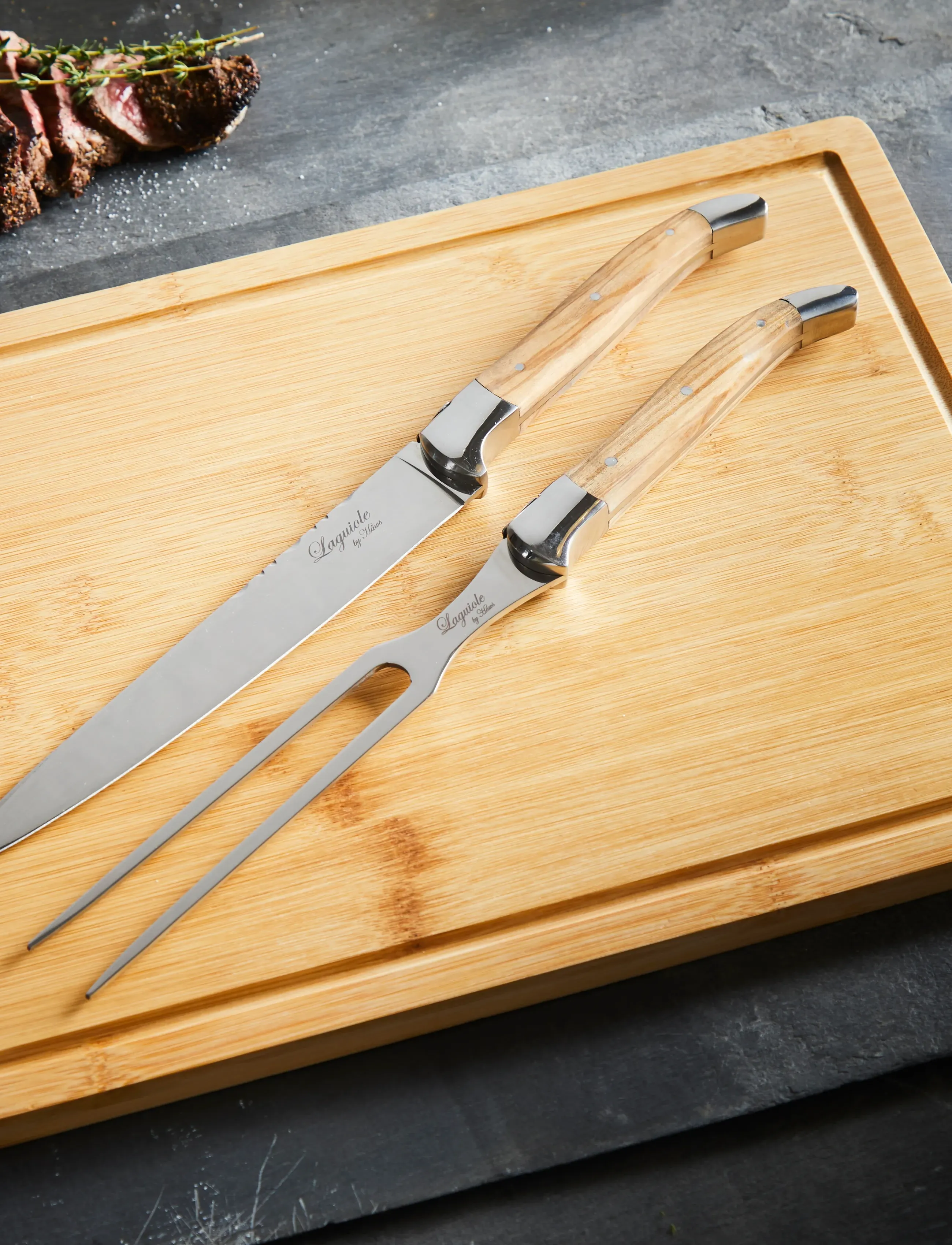 Laguiole By Hâws Laguiole By Hâws Carving Knife And Fork Set W/ Cutting Board Olive, One Size, Knive & Tilbehør > Udskæringsknive, Unisex