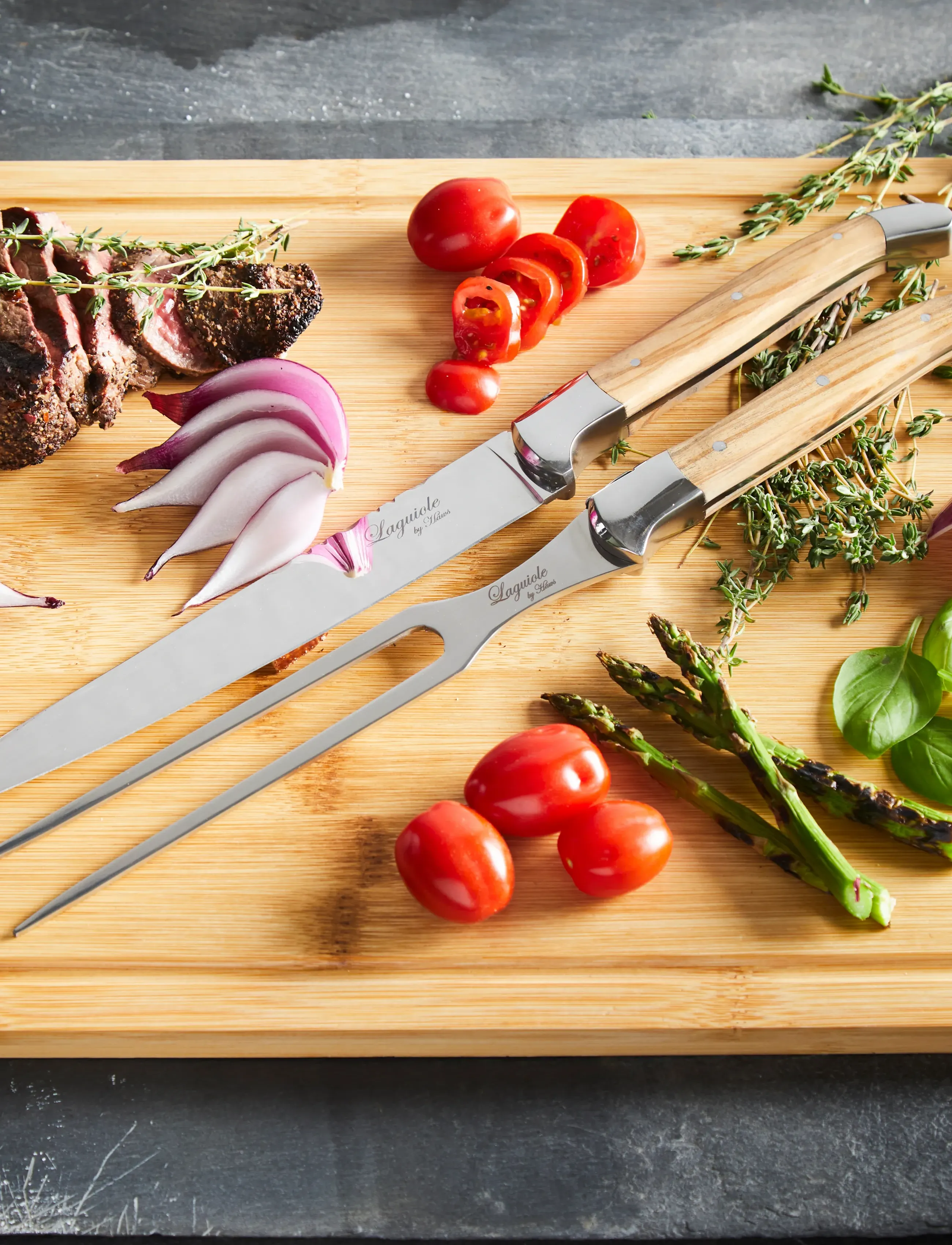 Laguiole By Hâws - Laguiole By Hâws Carving Knife And Fork Set W/ Cutting Board Olive - couteaux à viande - brown - 2