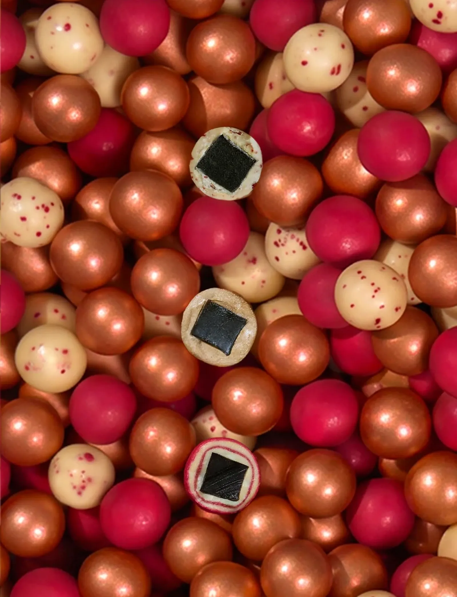 Lakrids by Bülow - LARGE MIXED  CLASSIC/CHERRY SOUR/CRISPY RASPBERRY - black - 4