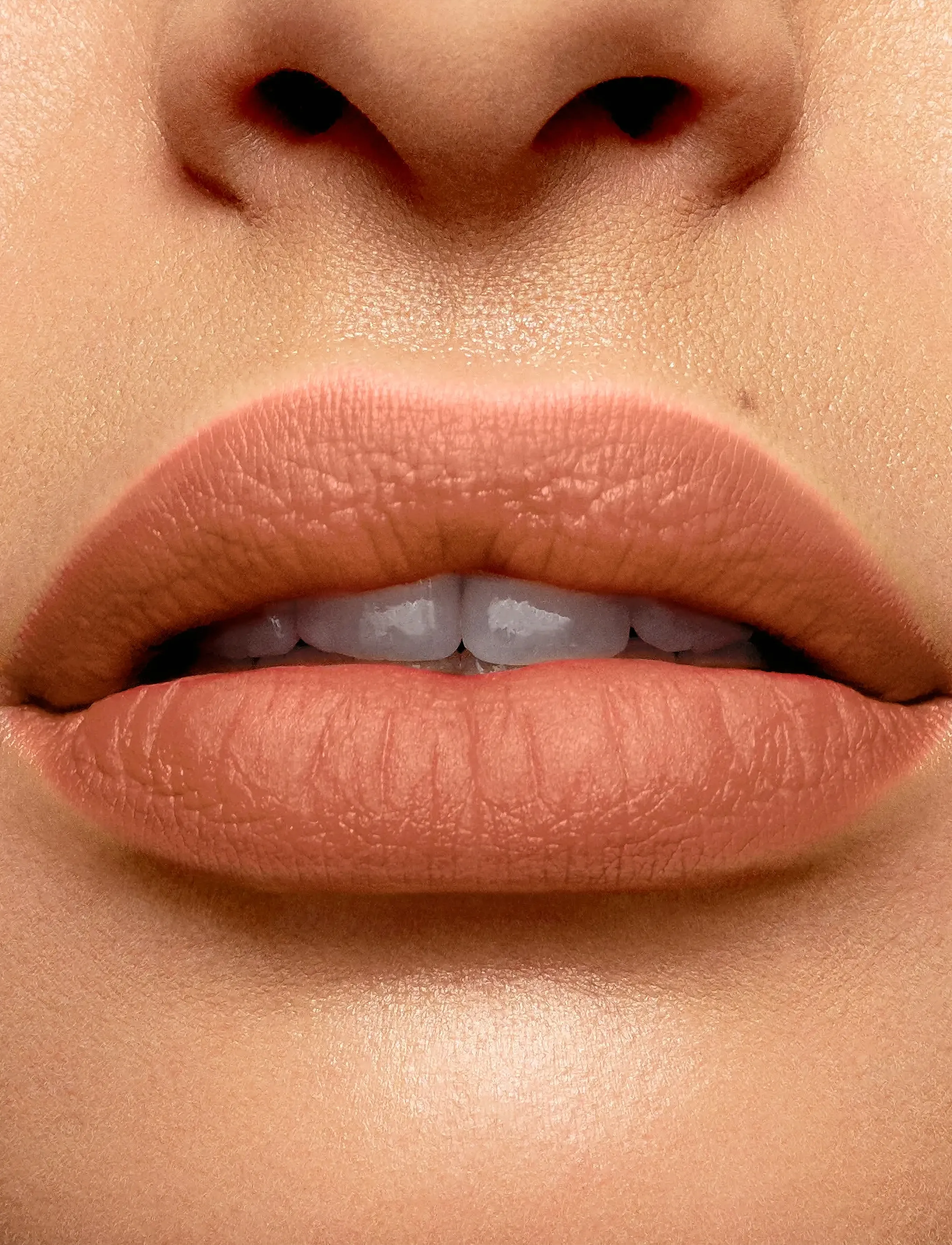 Lancôme - L'Absolu Rouge Intimatte - smink - off-camera - 4