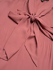 Lauren Ralph Lauren - Pleated Georgette Tie-Neck Blouse - lühikeste varrukatega pluusid - pink mahogany - 2