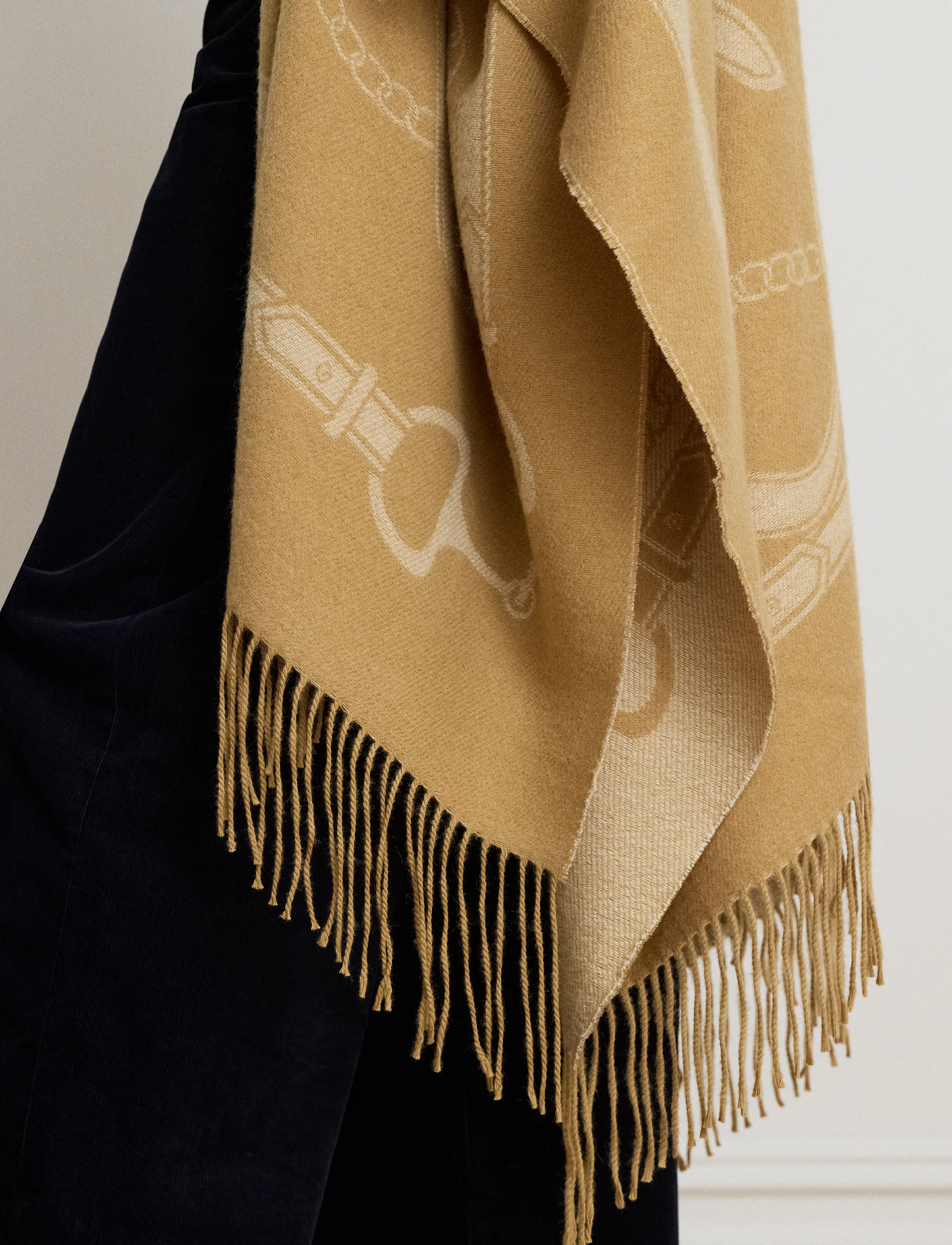 Lauren Ralph Lauren - Belting-Motif Jacquard Fringe-Trim Ruana - ponchoer & kapper - camel/cream - 4