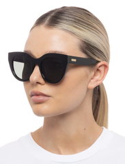 Le Specs - AIR HEART - okulary przeciwsłoneczne kocie oczy - black/gold w/ khaki mono lens - 3