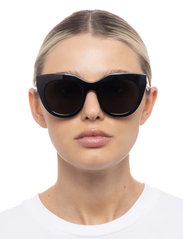 Le Specs - AIR HEART - okulary przeciwsłoneczne kocie oczy - black/gold w/ khaki mono lens - 4