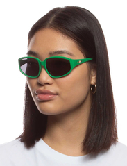 Le Specs - AVENGER - d-shaped solbriller - parakeet green w/ smoke mono lens - 3