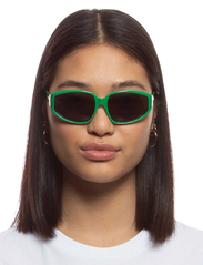 Le Specs - AVENGER - d-shaped solbriller - parakeet green w/ smoke mono lens - 4
