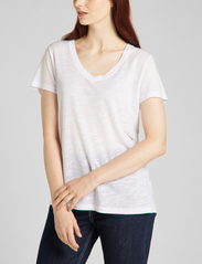 Lee Jeans - V NECK TEE - t-shirt & tops - bright white - 2
